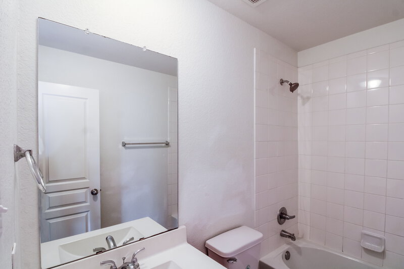 2,560/Mo, 2302 Thunderbolt Peak Dr Rosharon, TX 77583 Bathroom View