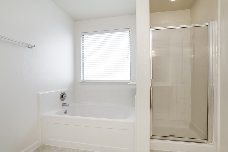 2,140/Mo, 6343 Bright Bloom Ln Spring, TX 77379 Main Bathroom View 2