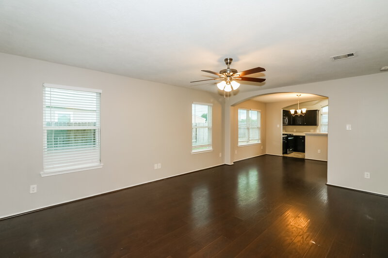 2,720/Mo, 4102 Buras Pass Ln Houston, TX 77045 Living Room View 2