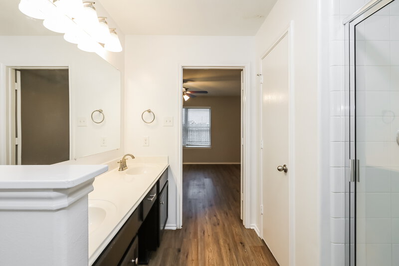 2,720/Mo, 4102 Buras Pass Ln Houston, TX 77045 Main Bathroom View