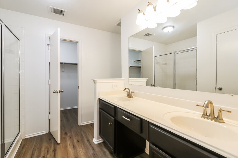 2,720/Mo, 4102 Buras Pass Ln Houston, TX 77045 Main Bathroom View 2