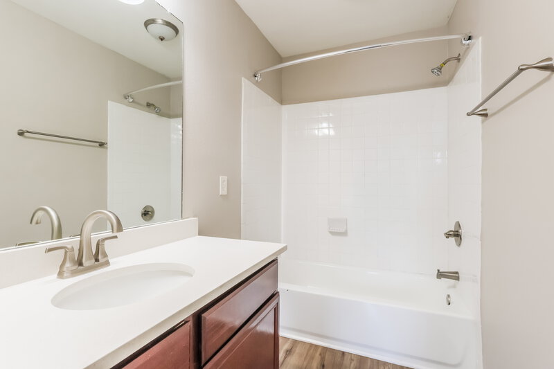 1,790/Mo, 2507 Kiplands Way Dr Houston, TX 77014 Main Bathroom View