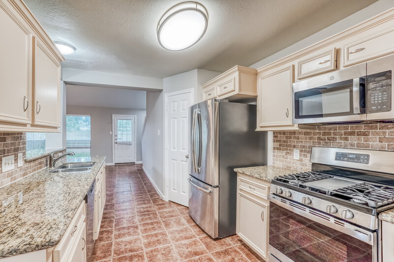 1,825/Mo, 8238 Fuqua Gardens Dr Houston, TX 77075 Kitchen View 2