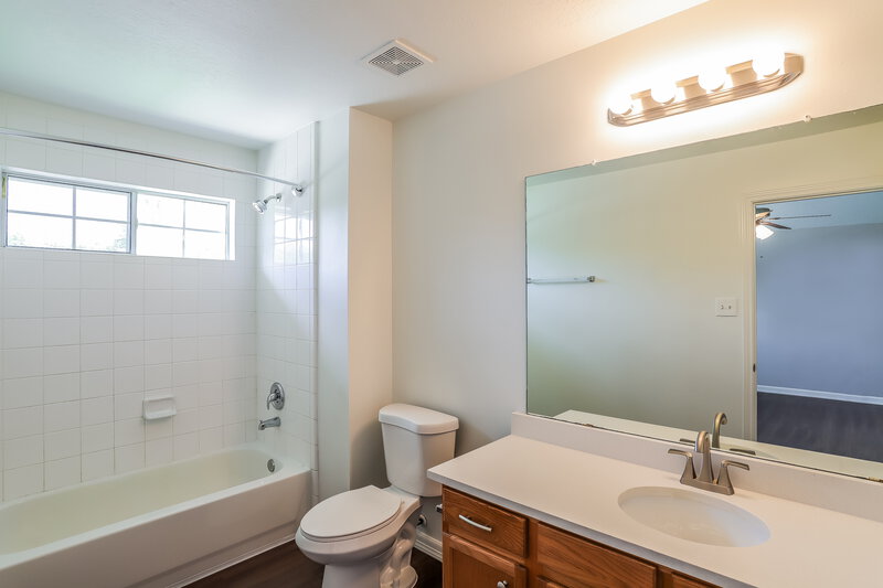 2,020/Mo, 8238 Fuqua Gardens Dr Houston, TX 77075 Main Bathroom View