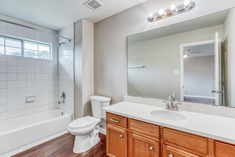 1,825/Mo, 8238 Fuqua Gardens Dr Houston, TX 77075 Main Bathroom View