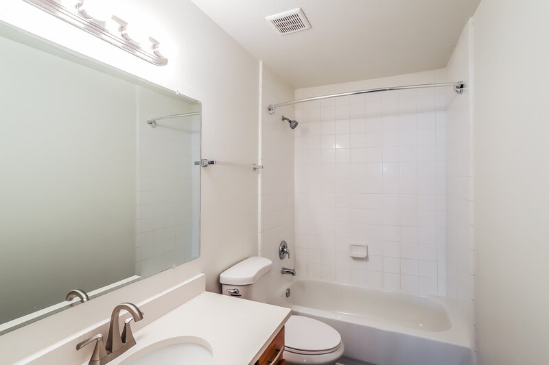 2,020/Mo, 8238 Fuqua Gardens Dr Houston, TX 77075 Bathroom View