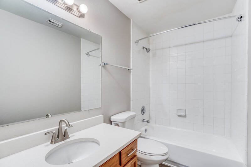 1,825/Mo, 8238 Fuqua Gardens Dr Houston, TX 77075 Bathroom View