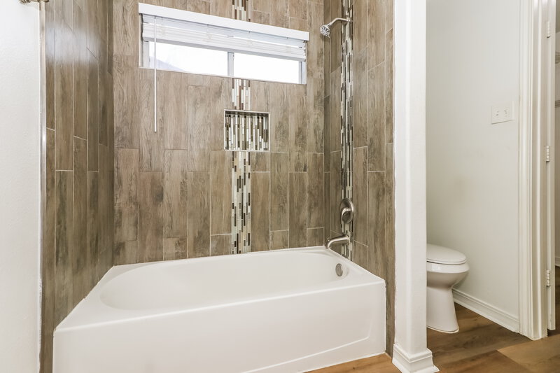 2,140/Mo, 12807 Colony Heath Ln Houston, TX 77085 Bathroom View