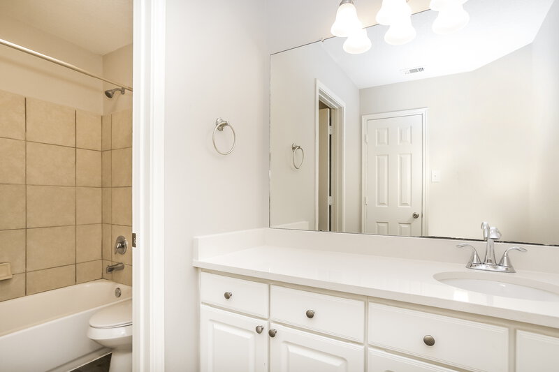 2,315/Mo, 9869 Lace Flower Way Conroe, TX 77385 Main Bathroom View 2