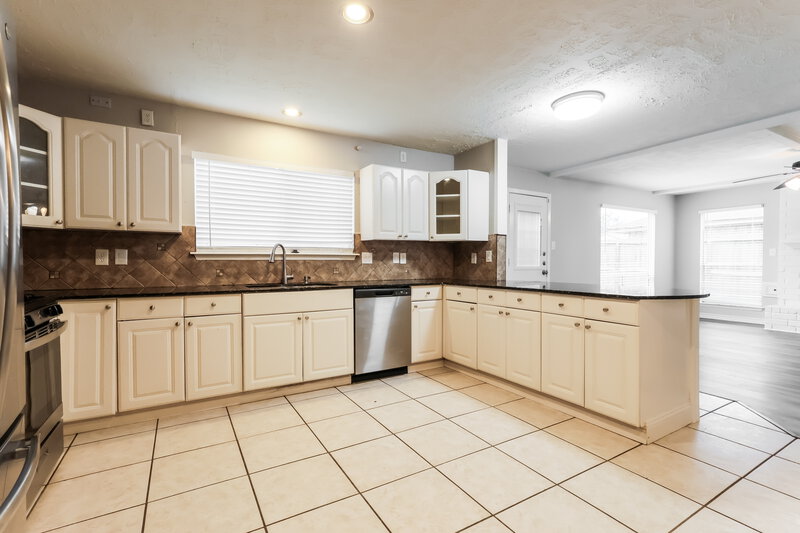 2,010/Mo, 18903 Pine Trace Ct Humble, TX 77346 Kitchen View 2