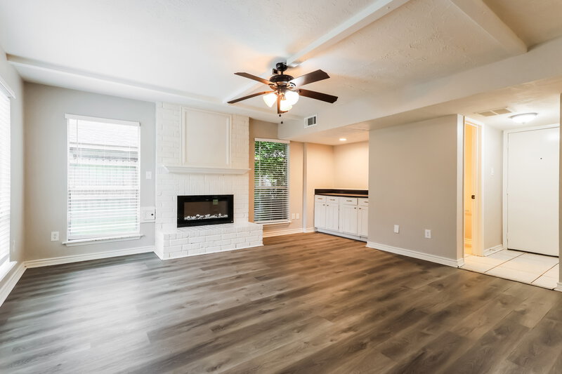 2,010/Mo, 18903 Pine Trace Ct Humble, TX 77346 Family Room View 2