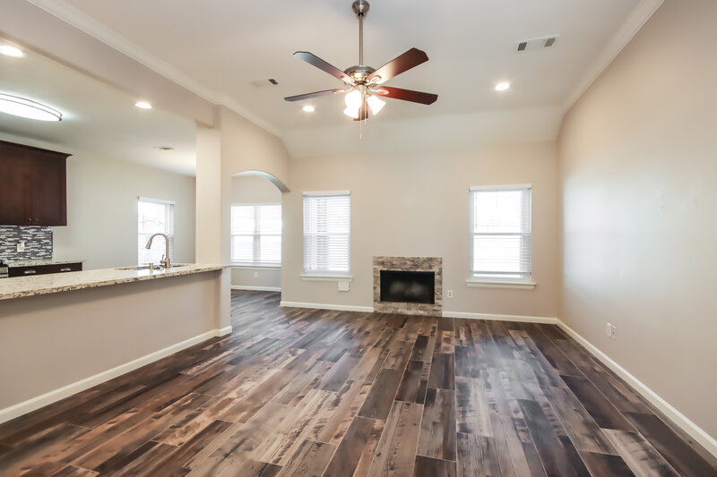 2,015/Mo, 613 Sycamore Dr Conroe, TX 77302 Living Room View 2