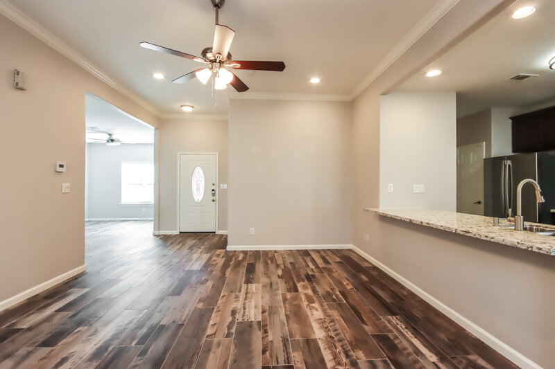 2,015/Mo, 613 Sycamore Dr Conroe, TX 77302 Living Room View 3