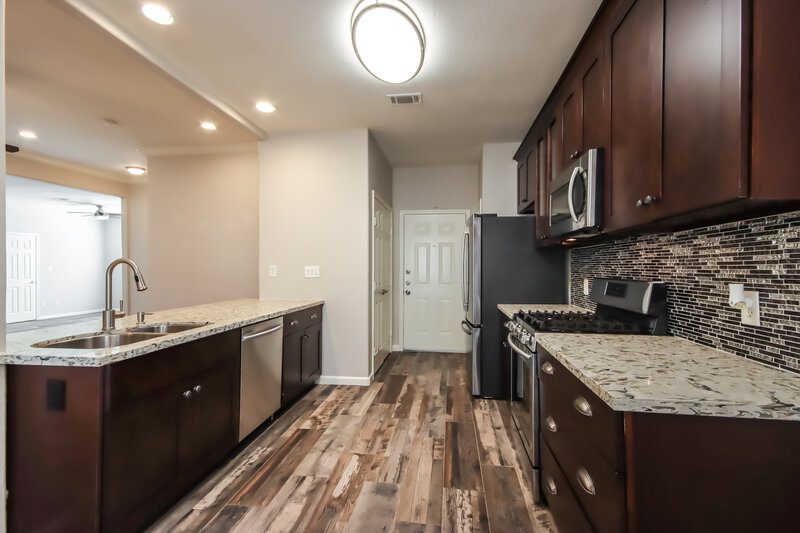2,015/Mo, 613 Sycamore Dr Conroe, TX 77302 Kitchen View