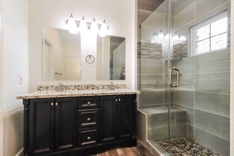 2,015/Mo, 613 Sycamore Dr Conroe, TX 77302 Main Bathroom View