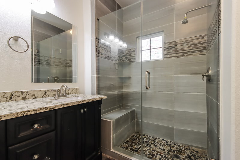 2,015/Mo, 613 Sycamore Dr Conroe, TX 77302 Main Bathroom View 2