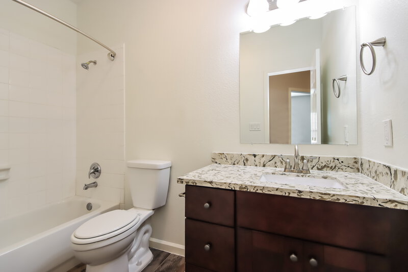 2,015/Mo, 613 Sycamore Dr Conroe, TX 77302 Bathroom View