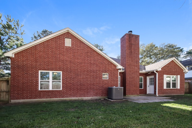 2,015/Mo, 613 Sycamore Dr Conroe, TX 77302 Rear View