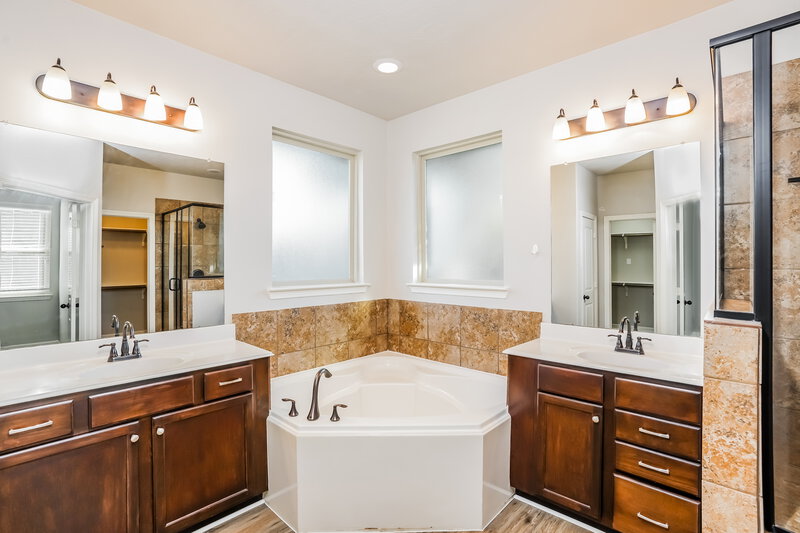 2,450/Mo, 2041 Lost Pine Ct Conroe, TX 77304 Main Bathroom View