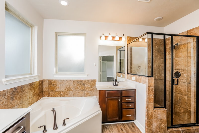 2,450/Mo, 2041 Lost Pine Ct Conroe, TX 77304 Main Bathroom View 2