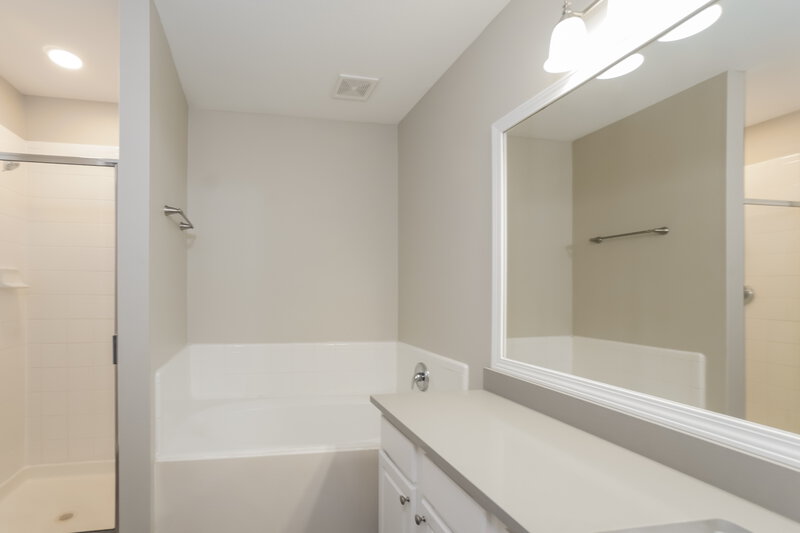 2,170/Mo, 1915 Hall Ridge Trace Ln Houston, TX 77067 Main Bathroom View