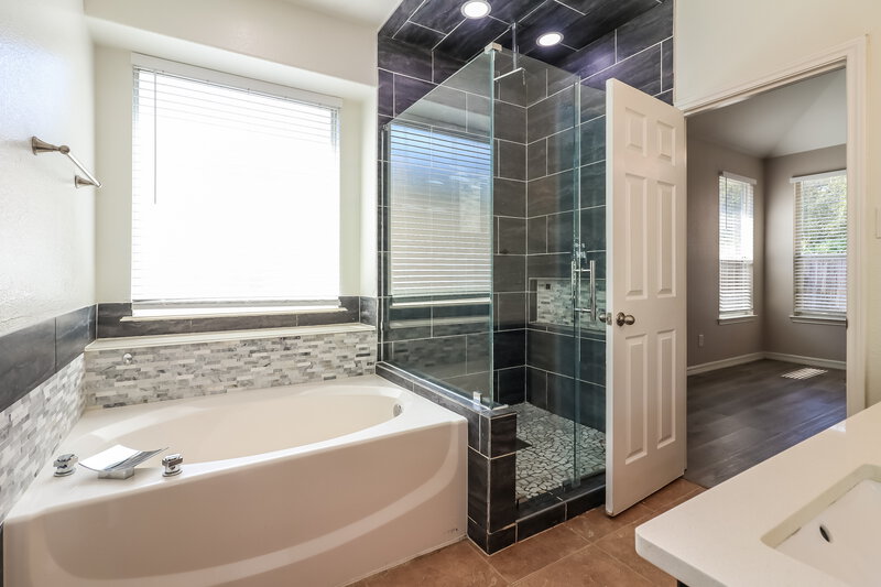2,190/Mo, 6123 Lovage Ave Crosby, TX 77532 Main Bathroom View 2