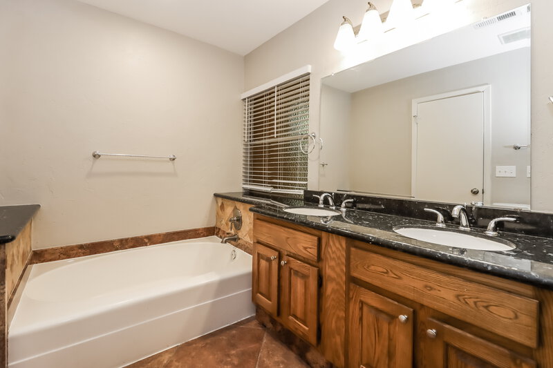 1,695/Mo, 5111 Gladeside Dr Katy, TX 77449 Main Bathroom View
