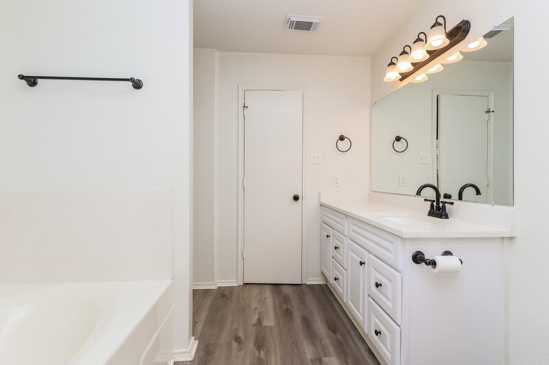 2,255/Mo, 11410 Flying Geese Ln Tomball, TX 77375 Main Bathroom View