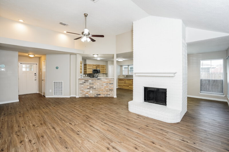 1,940/Mo, 333 Anchor Way League City, TX 77573 Living Room View 2