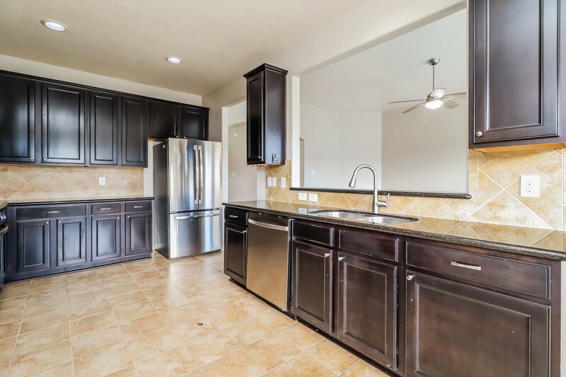 2,455/Mo, 2548 Blue Heron Cir Seabrook, TX 77586 Kitchen View