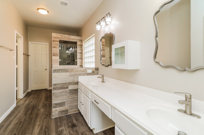 2,455/Mo, 2548 Blue Heron Cir Seabrook, TX 77586 Main Bathroom View