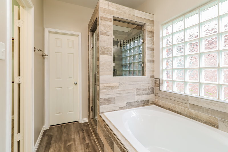 2,455/Mo, 2548 Blue Heron Cir Seabrook, TX 77586 Main Bathroom View 2