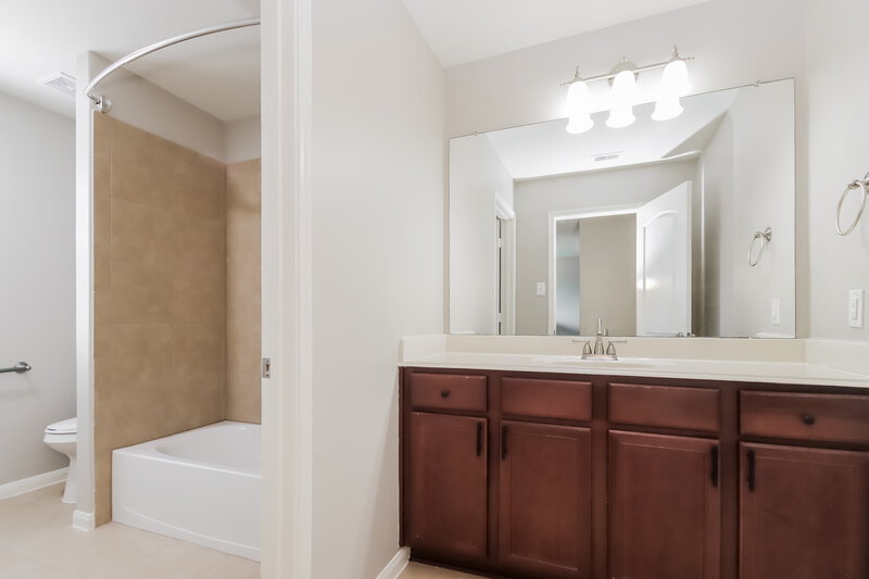 2,410/Mo, 8918 Stagewood Dr Humble, TX 77338 Main Bathroom View 2