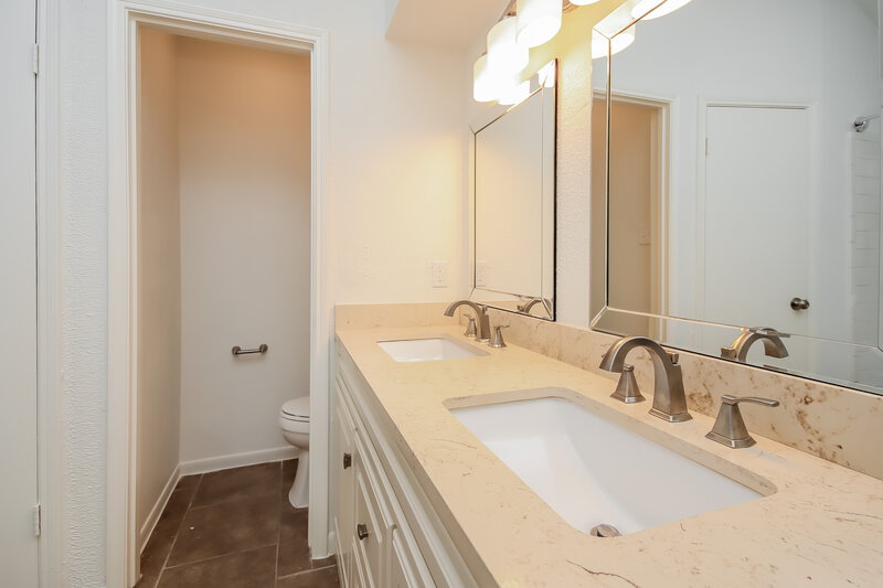 2,720/Mo, 13011 Ferry Hill Ln Houston, TX 77015 Main Bathroom View