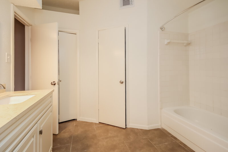 2,720/Mo, 13011 Ferry Hill Ln Houston, TX 77015 Main Bathroom View 2