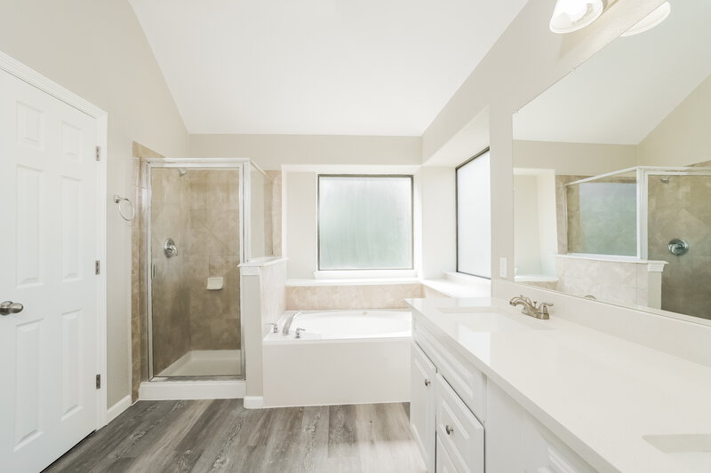 2,175/Mo, 812 Lightningbug Ln Conroe, TX 77301 Main Bathroom View