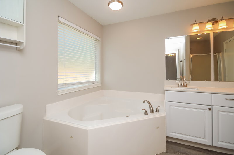 1,770/Mo, 16266 Hidden Deer Ln Conroe, TX 77302 Main Bathroom View