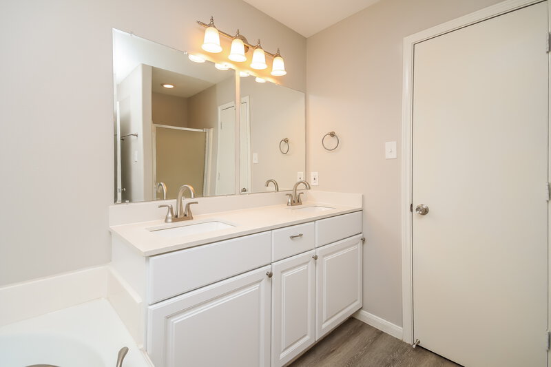 1,770/Mo, 16266 Hidden Deer Ln Conroe, TX 77302 Main Bathroom View 2