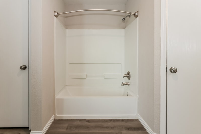 2,470/Mo, 5030 Cottage Creek Ln Rosenberg, TX 77469 Main Bathroom View 2