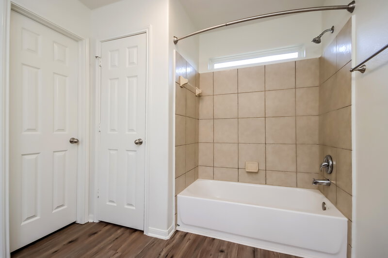 1,985/Mo, 2516 Hallmark Oak St Spring, TX 77386 Bathroom View