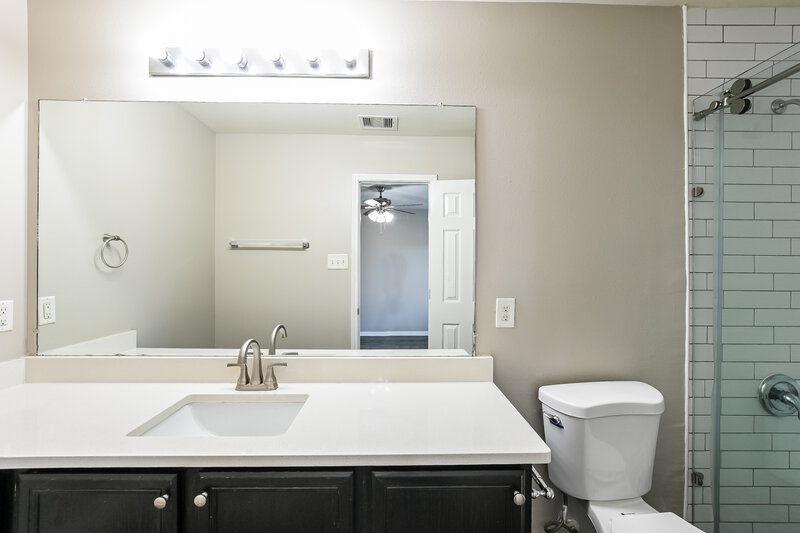 1,800/Mo, 21446 Wilona Way Houston, TX 77073 Main Bathroom View