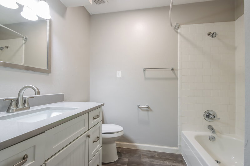 1,840/Mo, 510 Sea Anchor Way Crosby, TX 77532 Bathroom View