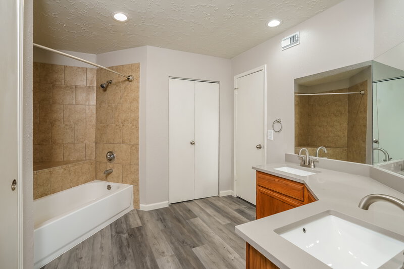 1,775/Mo, 8726 E Rylander Cir Houston, TX 77071 Main Bathroom View