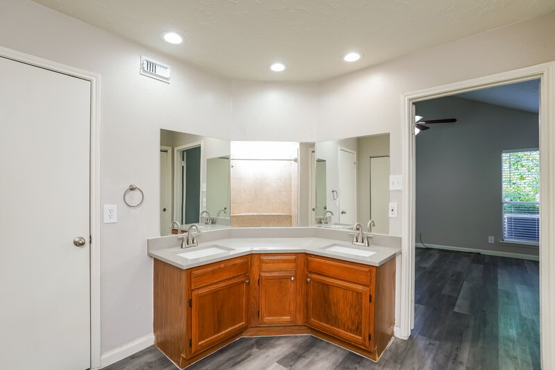 1,775/Mo, 8726 E Rylander Cir Houston, TX 77071 Main Bathroom View 2