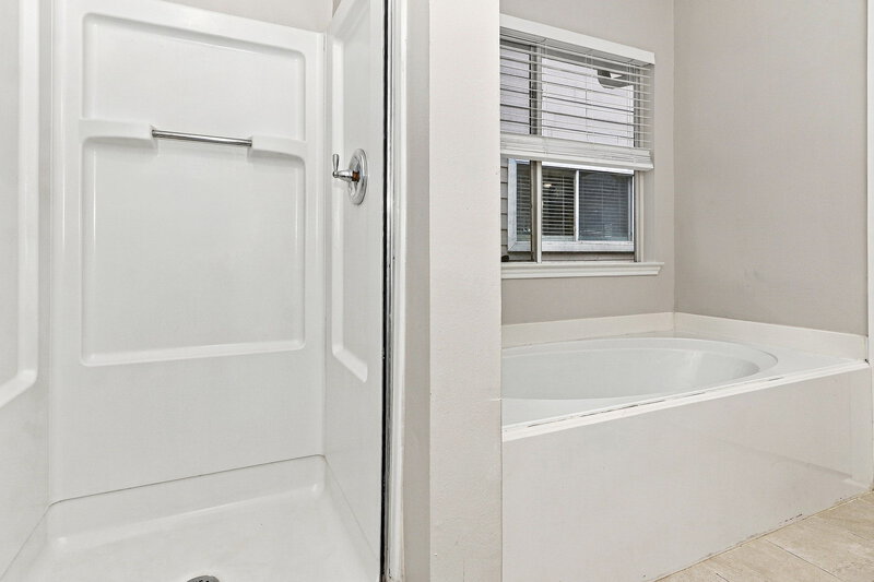 0/Mo, 15819 E Park Ct Houston, TX 77082 Primary Bathroom View 2