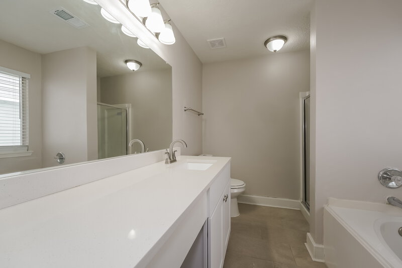 1,770/Mo, 15819 E Park Ct Houston, TX 77082 Main Bathroom View