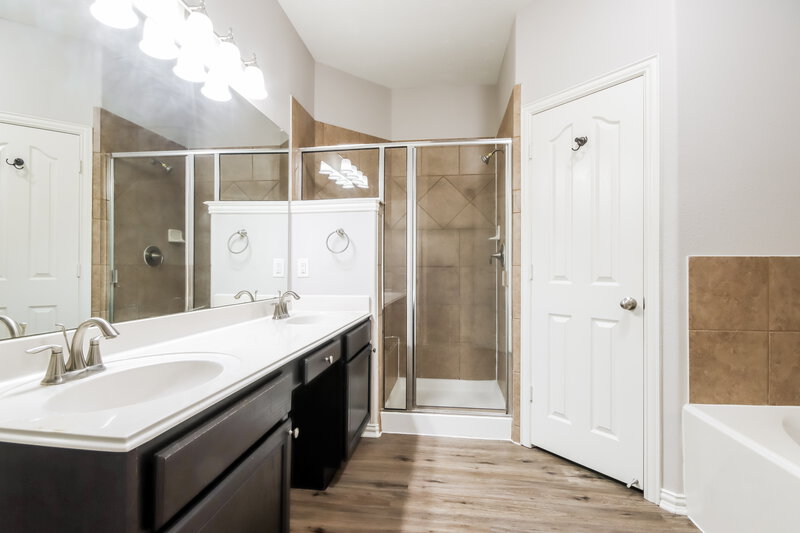2,180/Mo, 24010 Clipper Hill Ln Spring, TX 77373 Main Bathroom View