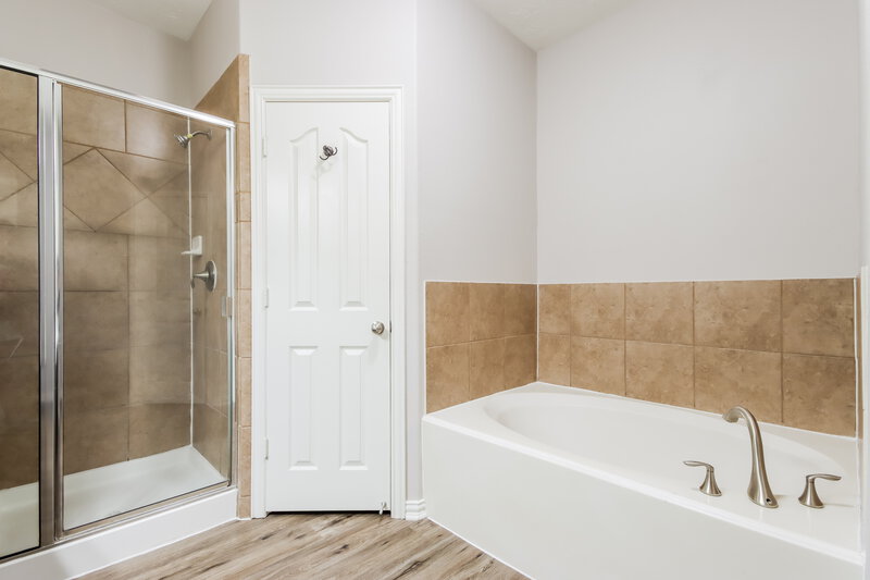 2,180/Mo, 24010 Clipper Hill Ln Spring, TX 77373 Main Bathroom View 2