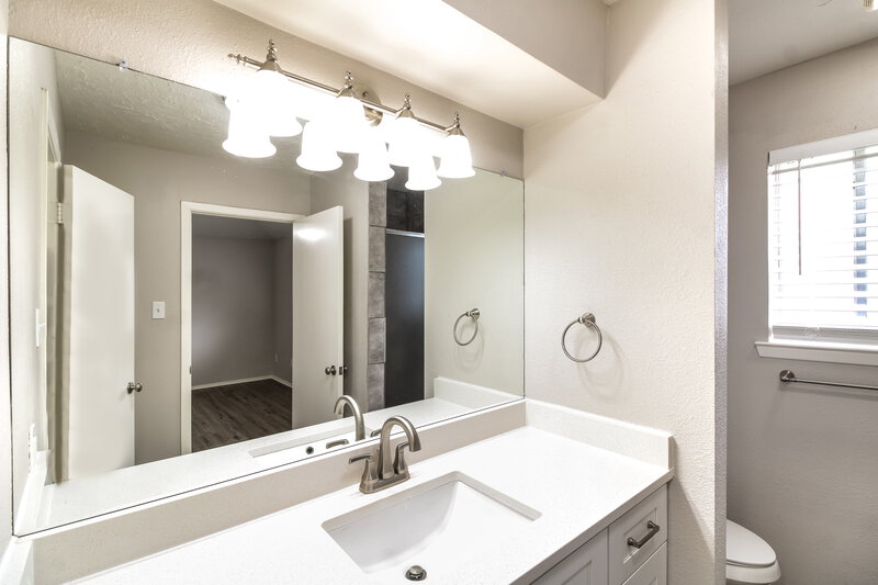 2,105/Mo, 5614 Countryaire St League City, TX 77573 Main Bathroom View