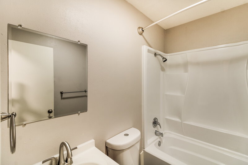2,105/Mo, 5614 Countryaire St League City, TX 77573 Bathroom View